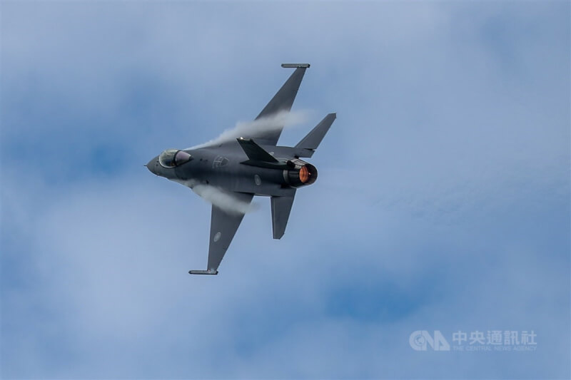空軍台中清泉崗基地12日舉行航空嘉年華活動，進行F-16V（Block20）戰機性能展示。中央社記者裴禛攝 112年8月12日