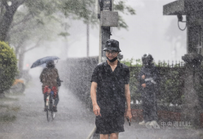 圖為台北市中正區出現午後雷陣雨，並颳起陣陣強風。（中央社檔案照片）