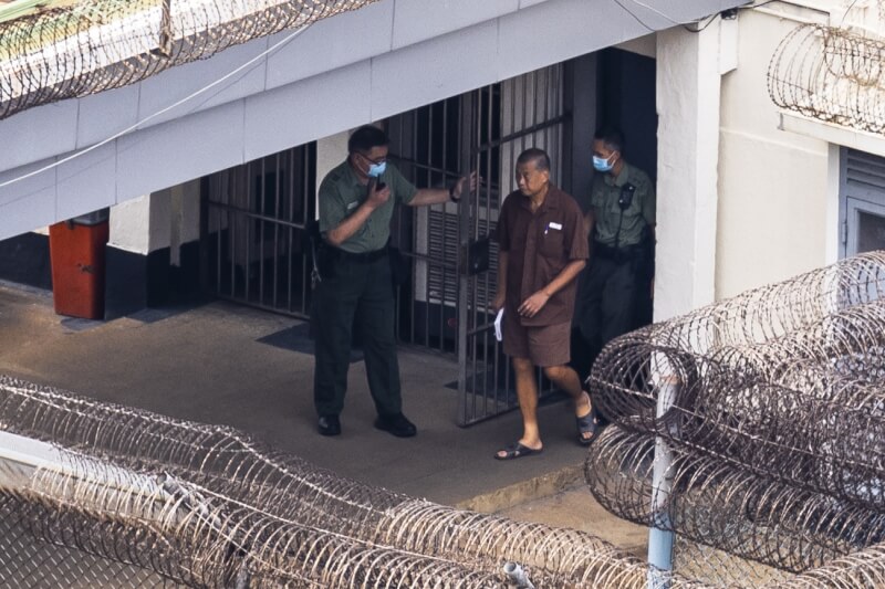 美聯社拍下壹傳媒創辦人黎智英（中）7月28日在香港赤柱監獄中的畫面，並指他單獨囚禁，每天只有50分鐘時間戶外活動。（美聯社）
