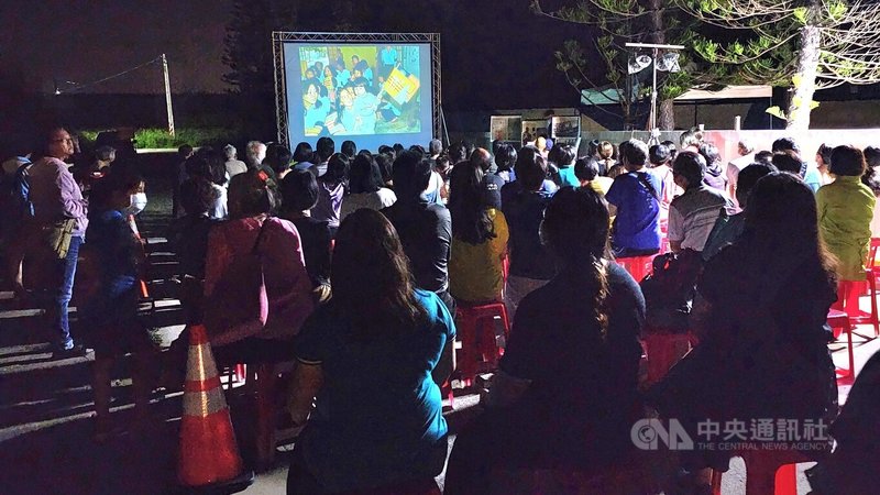 紀錄片「彼岸他方」12日晚間在曾是越南海漂難民收容處的澎湖白沙講美村戶外廣場放映,吸引大批民眾到場觀賞,了解1970年代澎湖曾收容約2000名越南難民的故事。中央社 112年8月13日