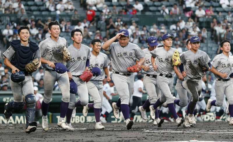 日本夏季甲子園第8天賽事，大谷翔平母校宮城縣花卷東高校，以2比1險勝克拉克紀念國際高校，睽違8年再闖16強。（共同社）