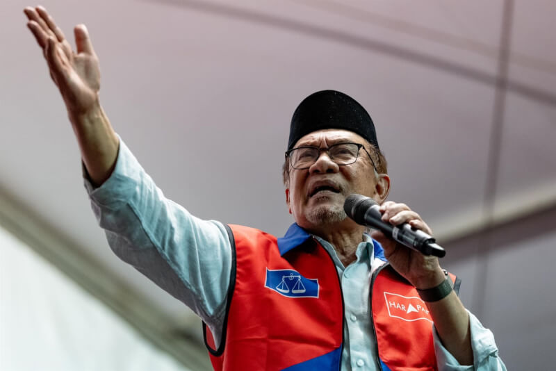 馬來西亞6州選舉12日登場，首相安華領導的執政聯盟擊敗反對派。（圖取自facebook.com/anwaribrahimofficial）