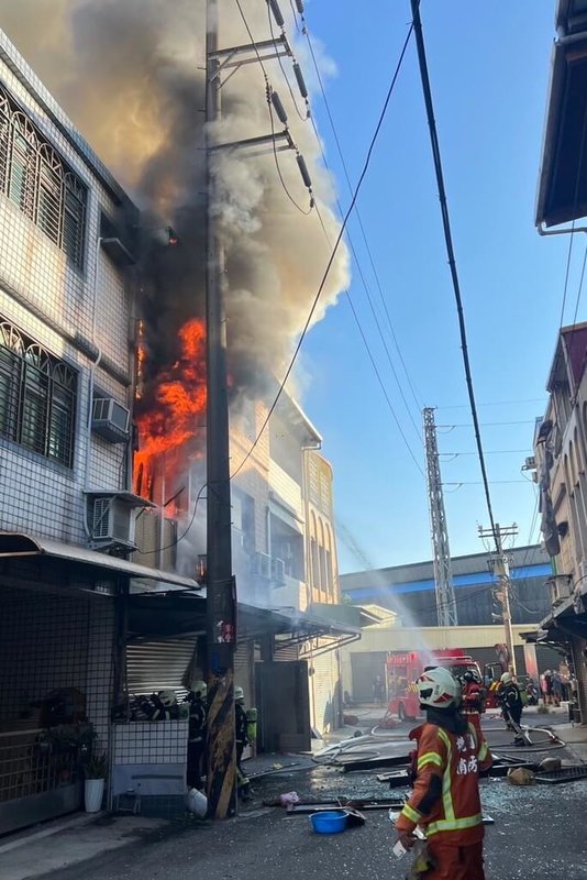 桃園市平鎮區廣豐街附近一處民宅13日清晨發生火警,火勢夾雜濃煙一發不可收拾,桃園市政府消防局獲報前往搶救。(桃園市警局平鎮分局提供)中央社記者吳睿騏桃園傳真 112年8月13日