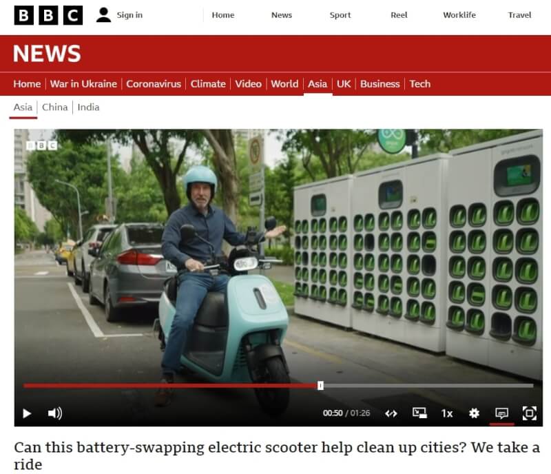 BBC記者傅東飛在台北體驗Gogoro電池交換站，稱這套系統可能有助實現個人交通工具零碳排。（圖取自BBC網頁bbc.com）