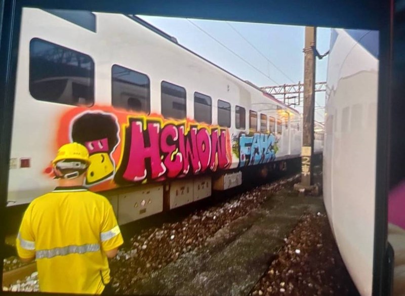 停放在樹林調車場的EMU3000列車12日遭到人闖入塗鴉。（讀者提供）