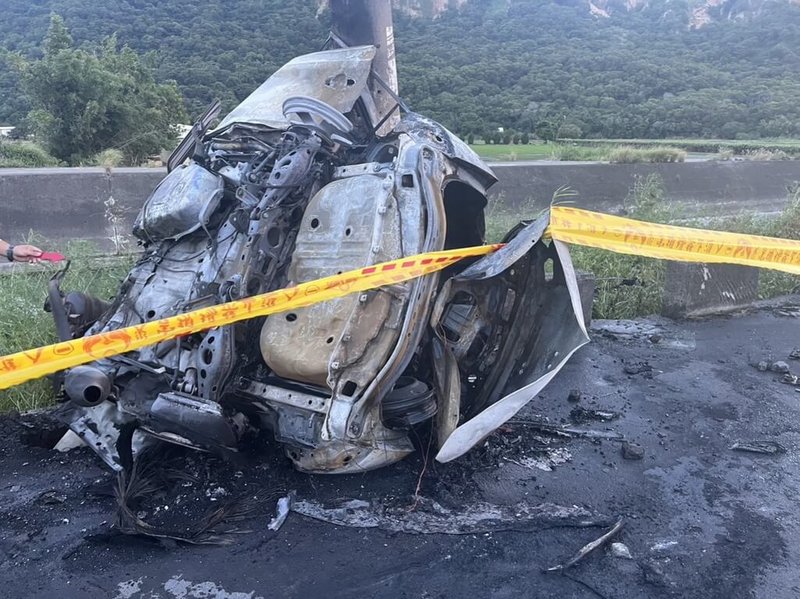 台中市外埔區13日發生火燒車事件，1輛自小客車不明原因自撞電線桿起火燃燒，消防人員將火勢撲滅後，在車內發現2具焦屍。警方14日表示，初步清查，死者身分疑為1對19歲情侶。（讀者提供）中央社記者郝雪卿傳真  112年8月14日