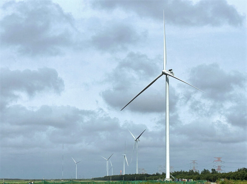 達德能源14日宣布雲林縣崙背鄉新源風場建置完成6座大型風機，並成功度過近期2次颱風。此風場預計今年底前併網發電。（達德能源提供）中央社記者蔡智明傳真  112年8月14日