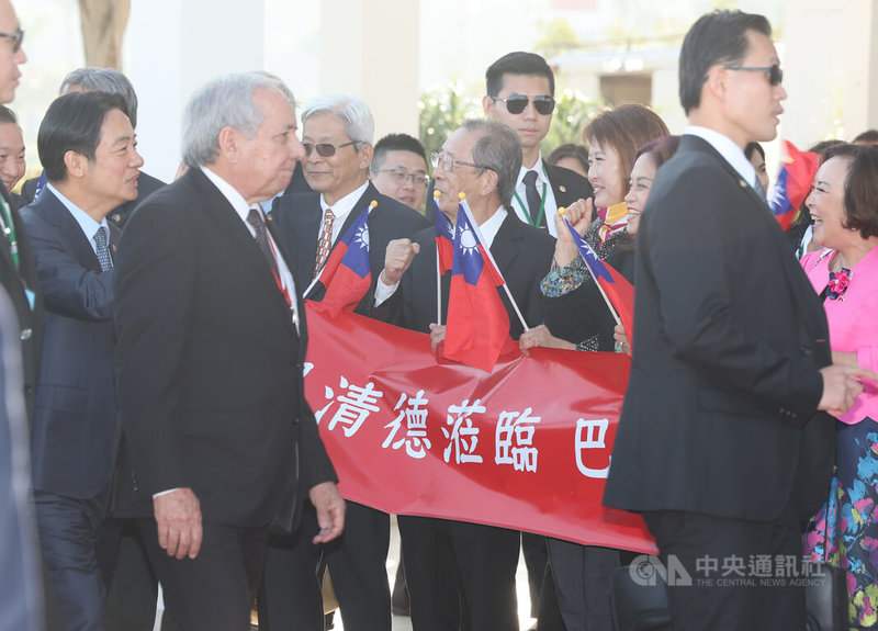 副總統賴清德（左1）以總統特使身分率團出訪巴拉圭，於當地時間14日上午抵達，大批僑胞拉開紅布條、手持中華民國國旗熱情歡迎賴清德到來。中央社記者趙世勳攝 112年8月14日