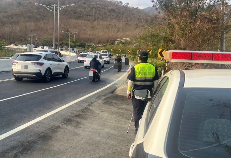 暑假期間出遊人潮多，屏鵝公路車流量大，有汽車駕駛疑不耐久候違規行駛機慢車道，枋寮警方14日表示，已舉發逾300件，且在沿線路段架設錄影設備取締違規車輛。（屏東縣枋寮警分局提供）中央社記者李卉婷傳真  112年8月14日