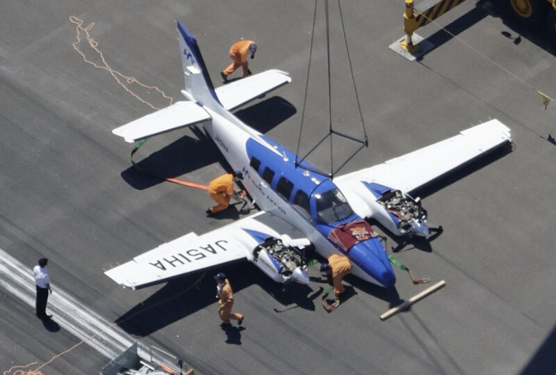 一架小型螺旋槳飛機14日以機腹著陸狀態降落於日本大分機場，所幸無人受傷。（共同社）