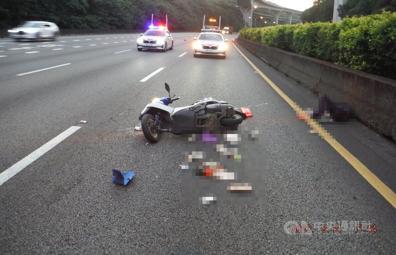 81歲黎姓老翁14日清晨騎機車疑誤闖國道1號，自桃園交流道沿南向內側車道逆向北上，警方立即派遣巡邏車實施攔截，警方表示，機車在南向40.3公里與小客車發生擦撞後倒地，黎姓老翁受傷送醫，幸無生命危險。（翻攝照片）中央社記者王鴻國傳真  112年8月14日