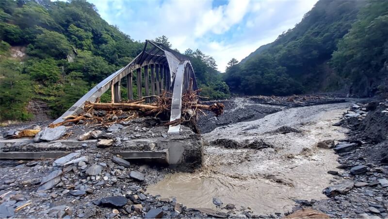 南投縣仁愛鄉遭暴雨重創，奧萬大國家森林遊樂區及聯外道路災情嚴重，道路坍方、多處設施毀損。圖為清水溪橋遭土石掩埋損壞。（林業及自然保育署提供）中央社記者蕭博陽南投縣傳真 112年8月11日