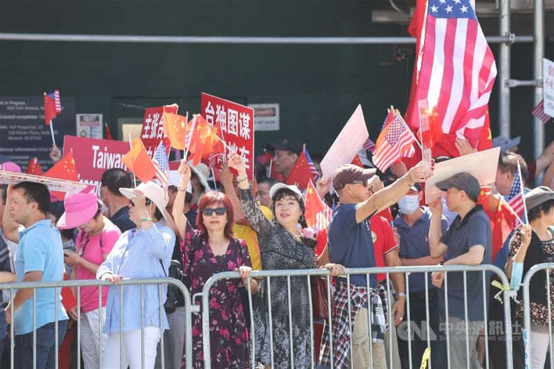 副總統賴清德於美東時間13日展開美國紐約過境行程，中午出席僑宴，紐約警方在活動會場外圍起拒馬，避免當地中國僑社抗議擾亂秩序。中央社記者趙世勳攝 112年8月14日