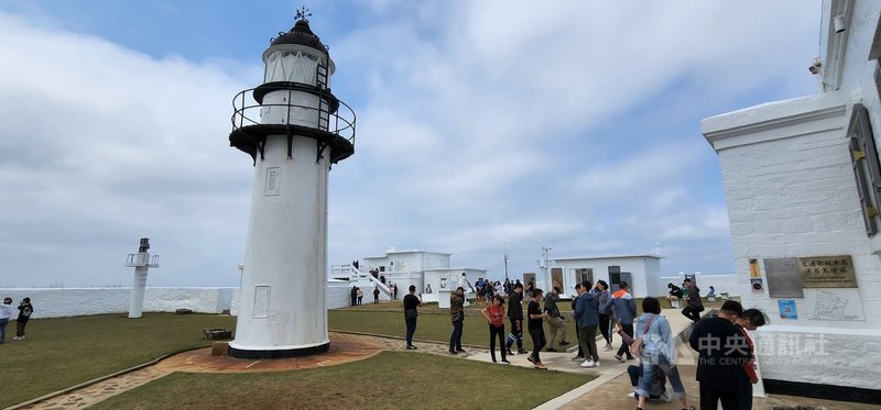 澎湖國定古蹟漁翁島燈塔純白建築帶有地中海風情,吸引許多遊客前往參觀。中央社 112年8月14日
