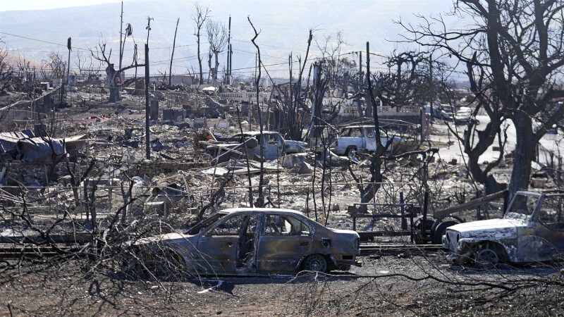 圖為夏威夷毛伊島拉海納鎮被燒毀的汽車及房屋。（美聯社）