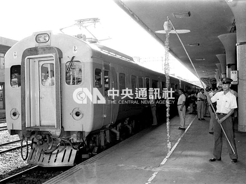 鐵路局在1978年8月15日準備鞭炮慶祝自強號首發。（中央社檔案照片）