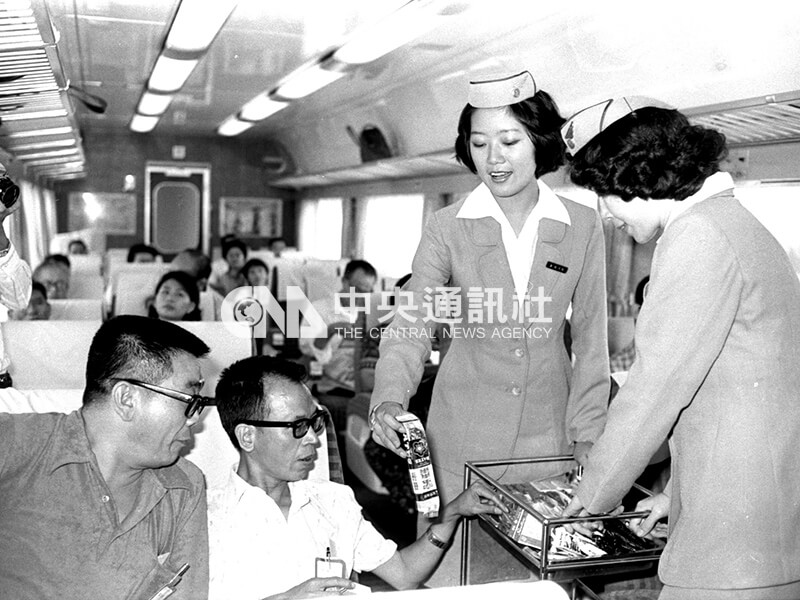 1978年8月12日自強號台北至台中區間試車，列車隨車人員提供飲食服務。（中央社檔案照片）