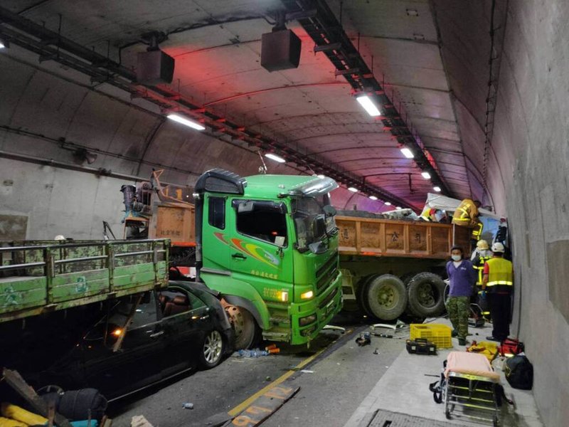 宜蘭縣台9線108.2公里蘇花改「東澳隧道」北上路段15日上午發生5車追撞事故，幸4名傷者僅受到輕傷，預計下午3時排除障礙，開放雙向通車。（讀者提供）中央社記者王朝鈺傳真  112年8月15日