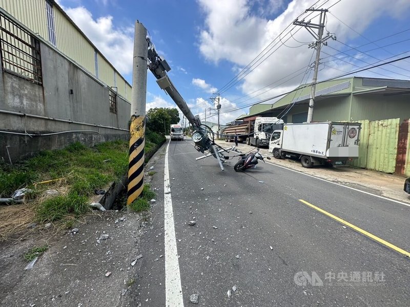 余姓男子駕駛大貨車15日上午行經新北市林口區後湖路時，疑似不慎拉扯電線，導致電線桿折斷傾倒，陳姓女子騎機車經過受波及，所幸未被電線桿砸傷。（翻攝照片）中央社記者王鴻國傳真  112年8月15日