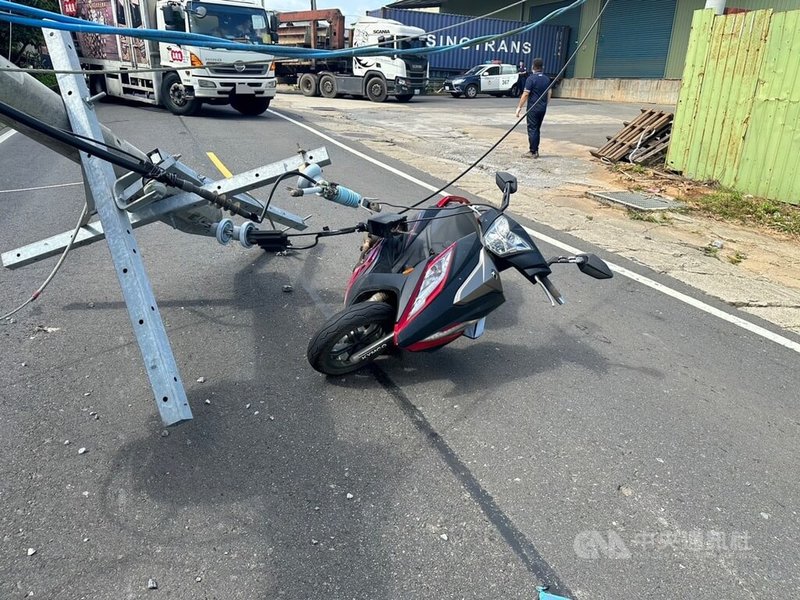 新北市林口區後湖路15日發生貨車疑似不慎拉扯電線,導致電線桿折斷傾倒事故,陳姓女子騎機車經過受波及,所幸未造成傷亡,經台電搶修後恢復供電。(翻攝照片)中央社記者王鴻國傳真 112年8月15日