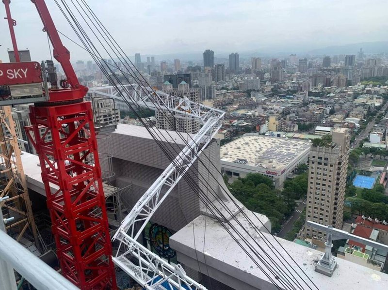 興富發建設位於台中市南屯區的文心愛悅建案工地塔吊於5月10日掉落，造成1死14傷事故，台中市都發局已完成「興富發文心愛悅案塔吊拆除工程」計畫備查，預計8月14日到18日拆除。（台中市政府提供）中央社記者郝雪卿傳真  112年8月15日