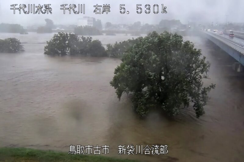 鳥取縣15日降下破紀錄大雨，千代川水位高漲。（共同社）