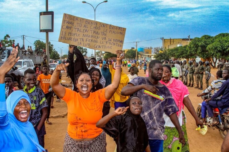 西非經濟共同體對尼日實施制裁並揚言軍事干預，政變領袖任命的總理14日表示可克服制裁。圖為尼日政變支持者11日在法國陸軍基地前示威。（路透社）
