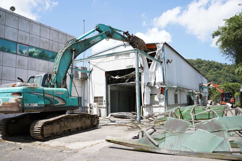 新竹縣關西鎮鳳山溪6月間遭艾斯巴達公司違法污染，日前現勘並發現該公司違法增建，要求業者於限期內自拆，但時限已到業者仍無動作，縣府15日強制拆除違法增建處。（新竹縣政府提供）中央社記者郭宣彣傳真  112年8月15日