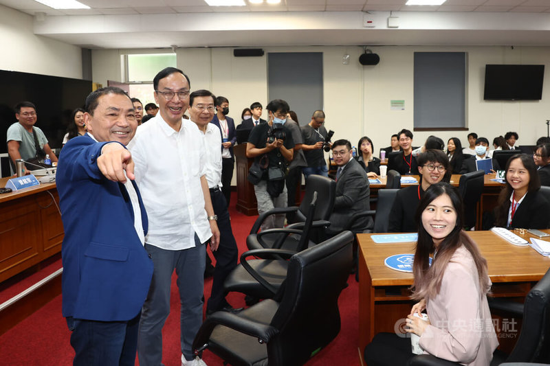 國民黨總統參選人侯友宜(前左)、國民黨主席朱立倫(前左2)15日到立法院,出席2023模擬立法院開幕活動,兩人和與會青年互動話家常。中央社記者王騰毅攝 112年8月15日