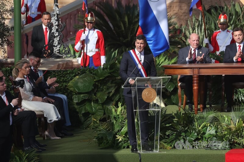巴拉圭總統潘尼亞（致詞者）當地時間15日上午於巴國總統府後廣場舉行就職典禮，完成宣誓儀式後並發表演說。中央社記者趙世勳攝 112年8月15日