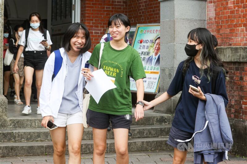 112學年度大學分發入學管道15日放榜，3萬7797人完成登記志願，錄取3萬6338人，錄取率96.14%。圖為112學年度分科測驗結束，考生步出考場時露出燦爛笑容。（中央社檔案照片）