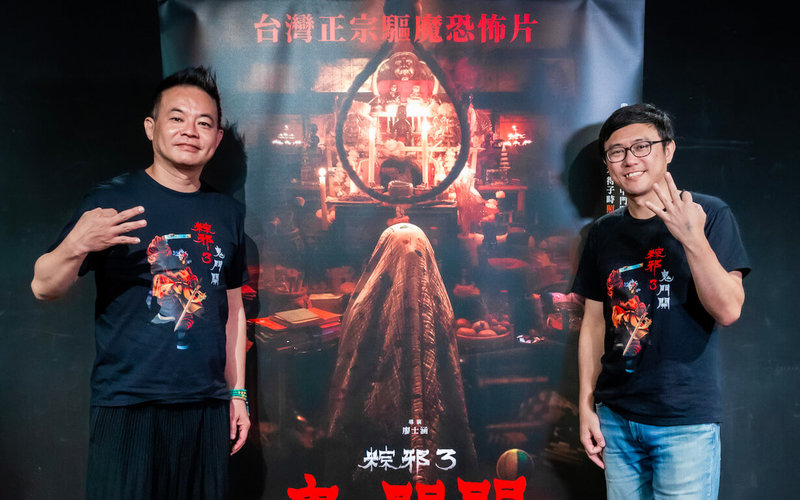 農曆7月鬼門開前夕,恐怖國片「粽邪3:鬼門開」15日搶先舉辦試映活動,導演廖士涵(右)、監製鄒介中(左)出席,廖士涵更透露,拍攝「粽邪3」時確實遇到不少神祕事件,包括在嬰兒監視器在片場錄到詭異電動玩具聲等。(華影提供)中央社記者葉冠吟傳真 112年8月15日