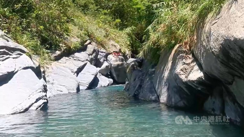 台東縣卑南鄉桑樹溪15日上午發生35歲男子溺水送醫不治，同一地點10日也發生男子溺斃，當地民眾提醒遊客，事發地點水深約200公分，最好不要靠近。中央社記者盧太城台東攝  112年8月15日