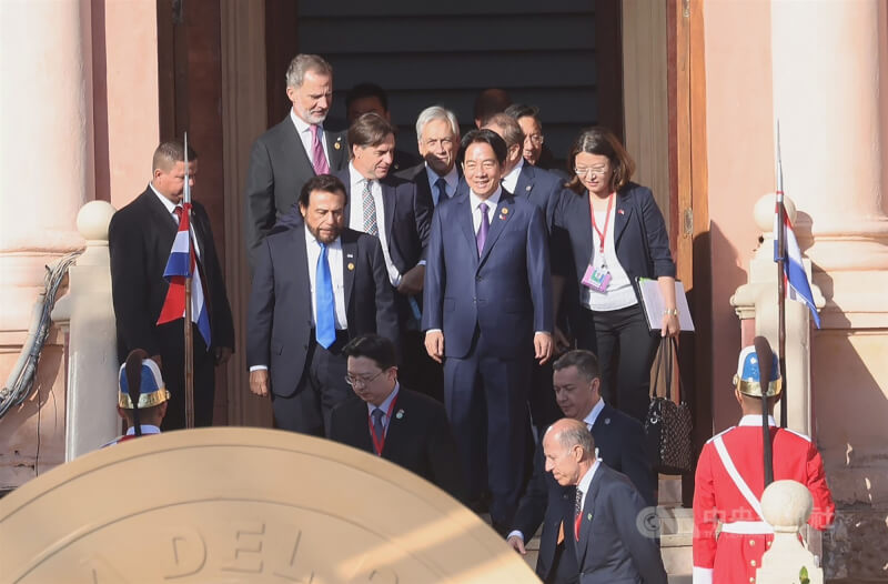 副總統賴清德（中右紫色領帶者）15日以總統特使身分率團出席友邦巴拉圭共和國新任總統潘尼亞就職典禮，當地時間15日上午與各國政要一同出席觀禮。中央社記者趙世勳 攝112年8月15日