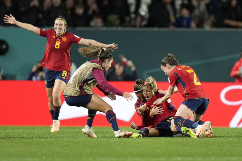 西班牙女足隊15日迎戰較具經驗的瑞典，終場以2比1擊敗對手，隊史首度踢進冠軍賽。（美聯社）