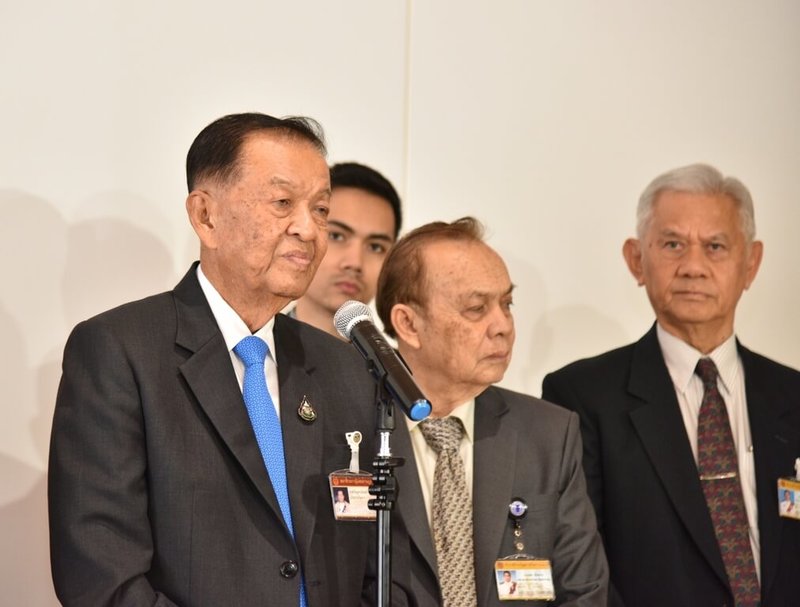 泰國憲法法庭16日駁回泰國前進黨黨魁皮塔不能被二度提名為總理候選人的陳情案，眾議院議長汪穆罕默德（左1）隨後表示總理選舉將在22日舉行。（眾議院提供）中央社記者呂欣憓曼谷傳真 112年8月16日