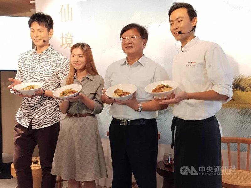 交通部觀光局西拉雅國家風景區管理處16日在台北舉行記者會,邀請藝人楊子儀(左)、型男主廚楊盛堯(右)介紹親自體驗過有如仙境般的西拉雅風景區景點及特色美食。中央社記者汪淑芬攝 112年8月16日