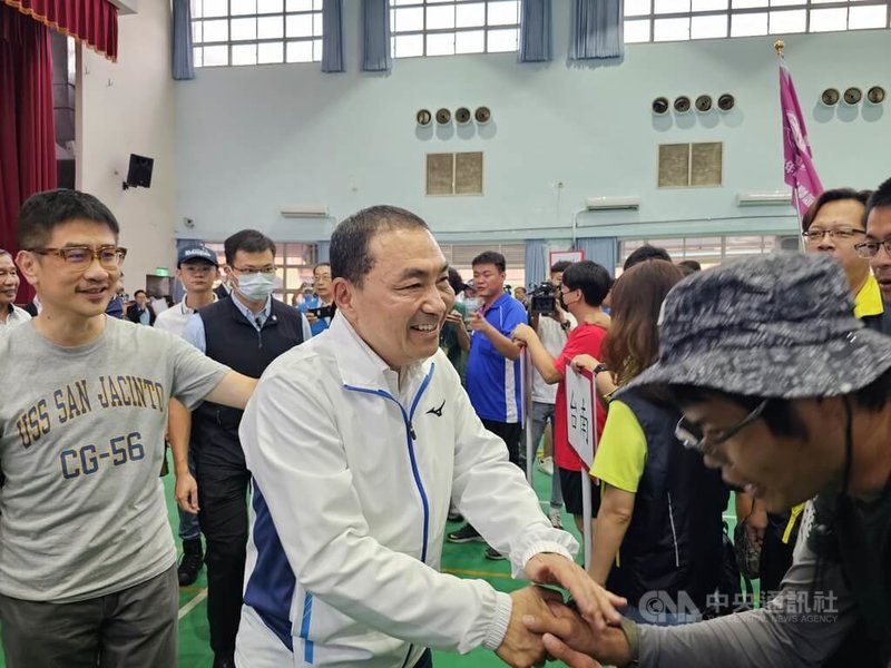 新北市青年農民聯誼會首辦「112年跨縣市青農聯誼會羽球交流賽」,新北市長侯友宜(前中)出席,與各隊青農選手握手致意。中央社記者王鴻國攝 112年8月16日