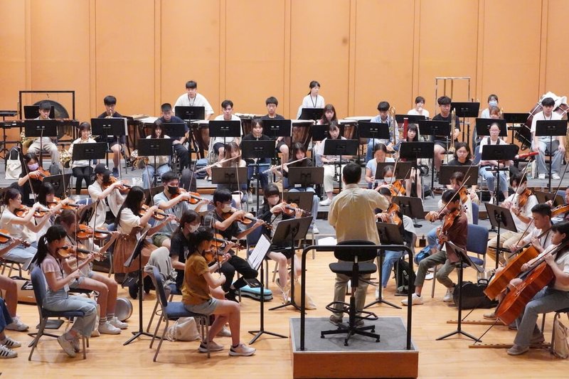 國立台灣交響樂團2023國際青少年管弦樂營登場，71名音樂學子齊聚一堂、展開集訓，也將在台中國台交演奏廳舉行成果發表會。（國立台灣交響樂團提供）中央社記者趙靜瑜傳真  112年8月16日