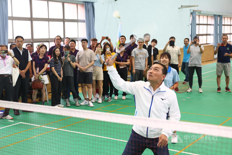 新北市長侯友宜(前)16日下午在板橋區後埔國小出席「112年跨縣市青農聯誼會羽球交流賽」,親自下場與青農朋友打羽球,小試身手。中央社記者王騰毅攝 112年8月16日