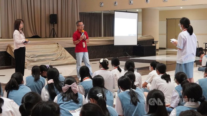 佛光大學昨天到雅加達的大菩提三語學校招生，佛光大學國際長陳尚懋（中）回答印尼學生有關赴台留學的問題。中央社記者李宗憲雅加達攝  112年8月16日