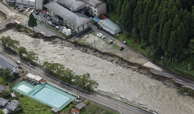 受蘭恩颱風影響，鳥取縣佐治川河水高漲。（共同社）