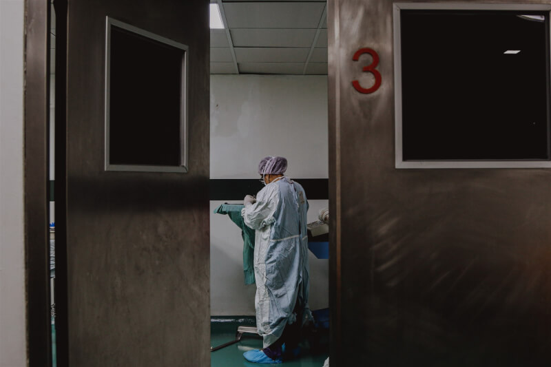 中國媒體報導，中國當局近來強力推動醫藥反腐後，部分醫師便不願意動手術，導致手術量大減，還有醫師乾脆輪番休假，按時下班。（示意圖／圖取自Unsplash圖庫）
