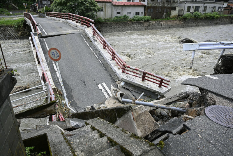 受蘭恩颱風影響，鳥取縣佐治川高山橋斷裂崩塌。（共同社）