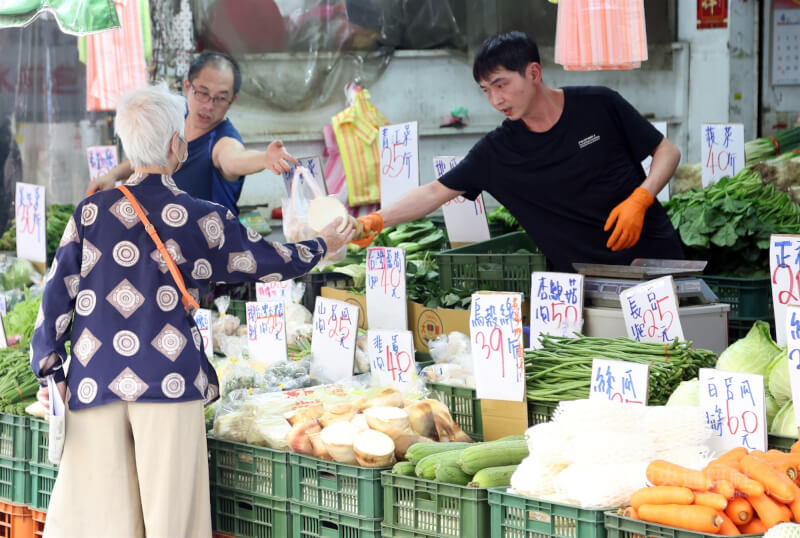 圖為民眾在台北市虎林街市場採買。（中央社檔案照片）