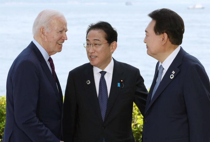 圖為今年5月21日G7廣島峰會，美國總統拜登（左起）、日相岸田文雄與南韓總統尹錫悅在場邊進行會談。（共同社）