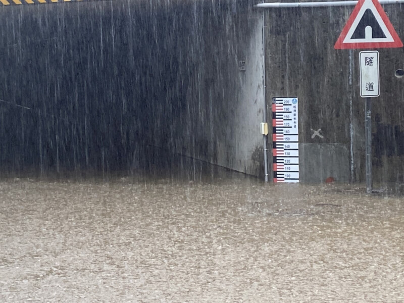 桃園市16日上午出現強降雨，大園區中正東路一段840巷涵洞淹水約1公尺深。（警方提供）中央社記者葉臻傳真  112年8月16日