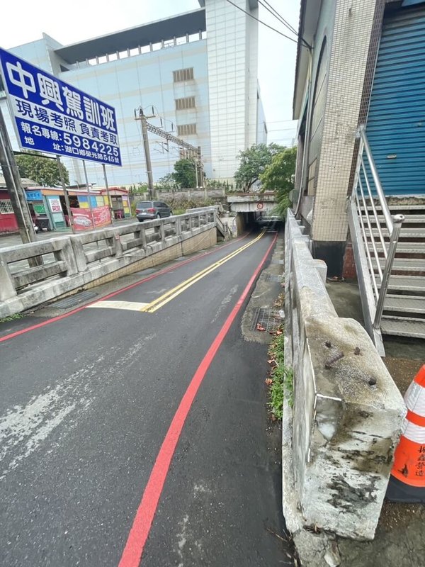 新竹縣政府16日表示，新豐鄉新豐火車站附近大同地下道受到降雨影響，嚴重積水而封閉通行，目前積水已消退，已撤除封鎖線恢復正常通行。（新竹縣政府提供）中央社記者郭宣彣傳真  112年8月16日