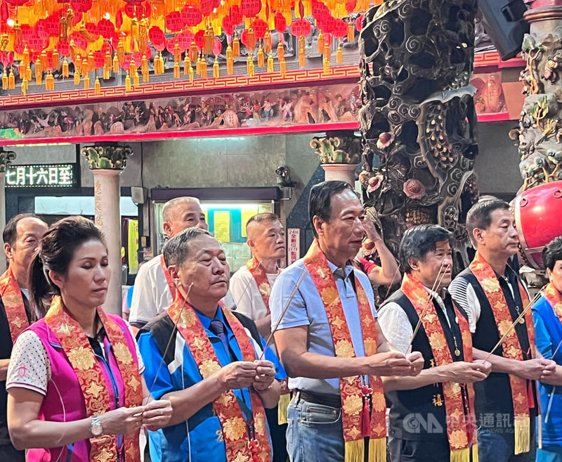 鴻海集團創辦人郭台銘（前左3）16日晚間走訪桃園市中壢慈惠堂，參香後也在廟口開講表示，希望媽祖能傳送旨意到中國北京當局，台灣人民不要戰爭，也不要對岸來欺負台灣，台灣要維持自由和平、民主的生活，這絕不改變。中央社記者葉臻攝 112年8月16日