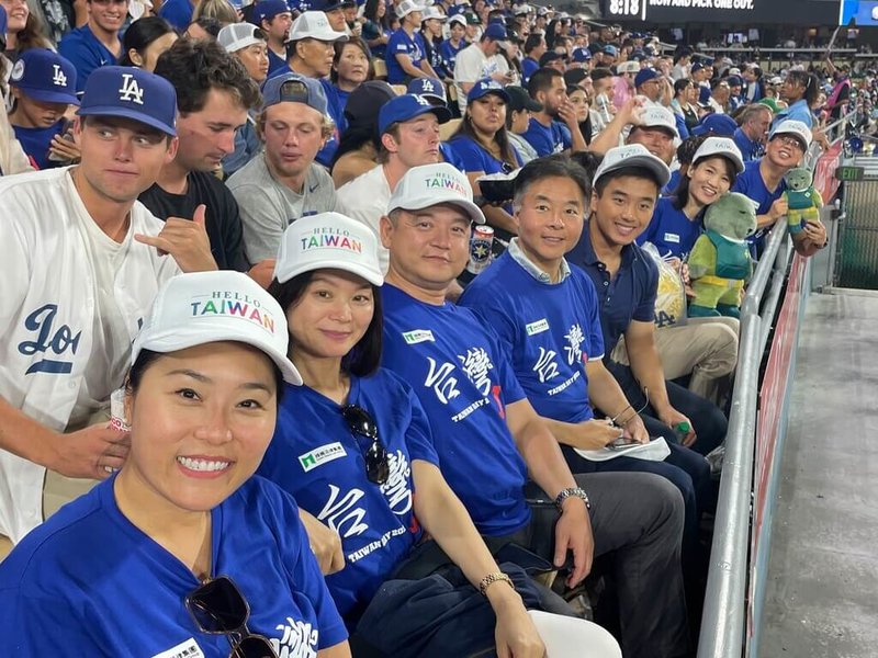 多個僑胞團體號召500人，身穿台灣T恤，15日在洛杉磯道奇球場觀看美國職棒比賽，台裔聯邦眾議員劉雲平（前排左4）出席。（張珮鑾提供）中央社記者林宏翰洛杉磯傳真  112年8月17日
